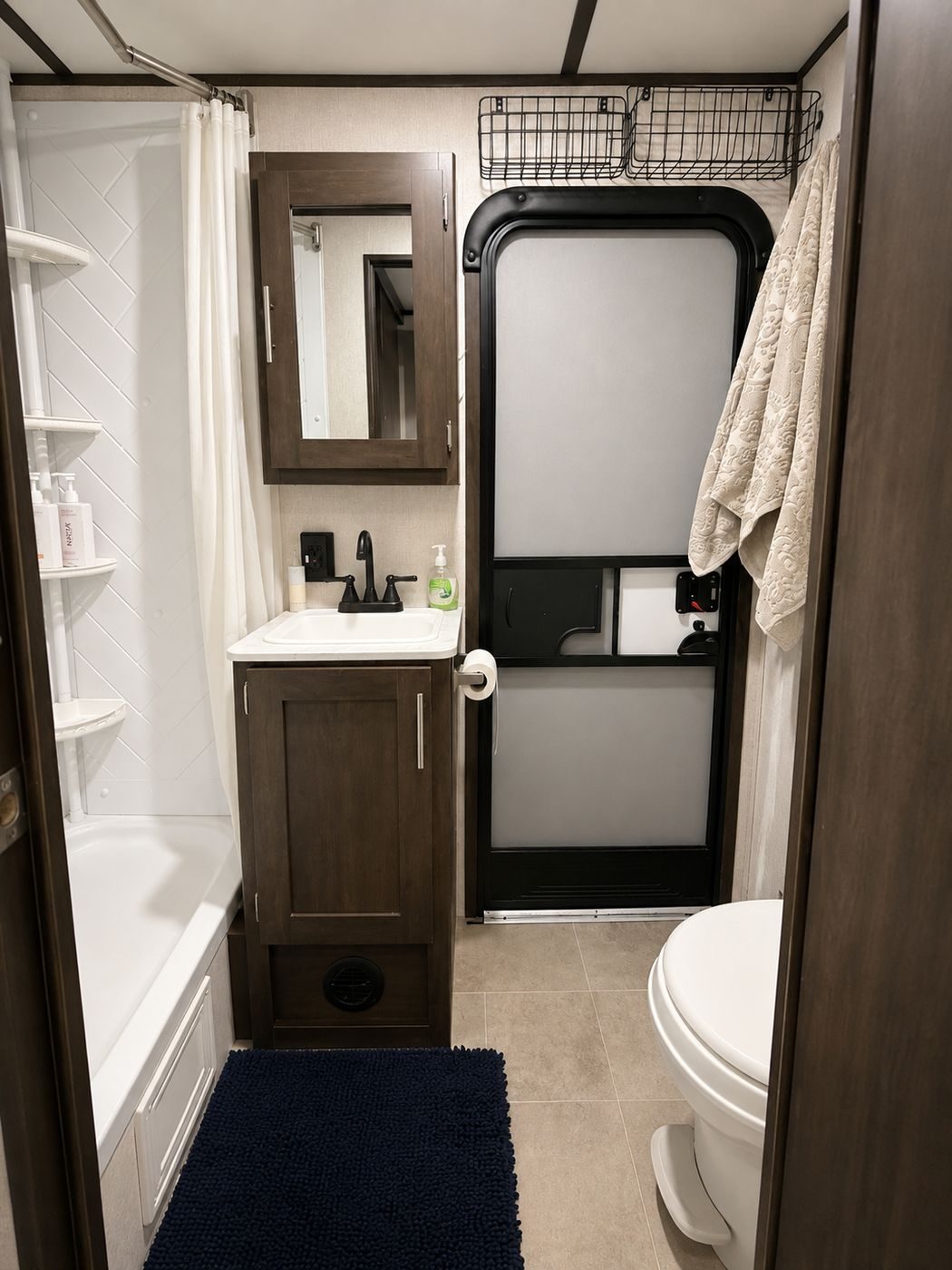 2021 Coleman: Bathroom with shower