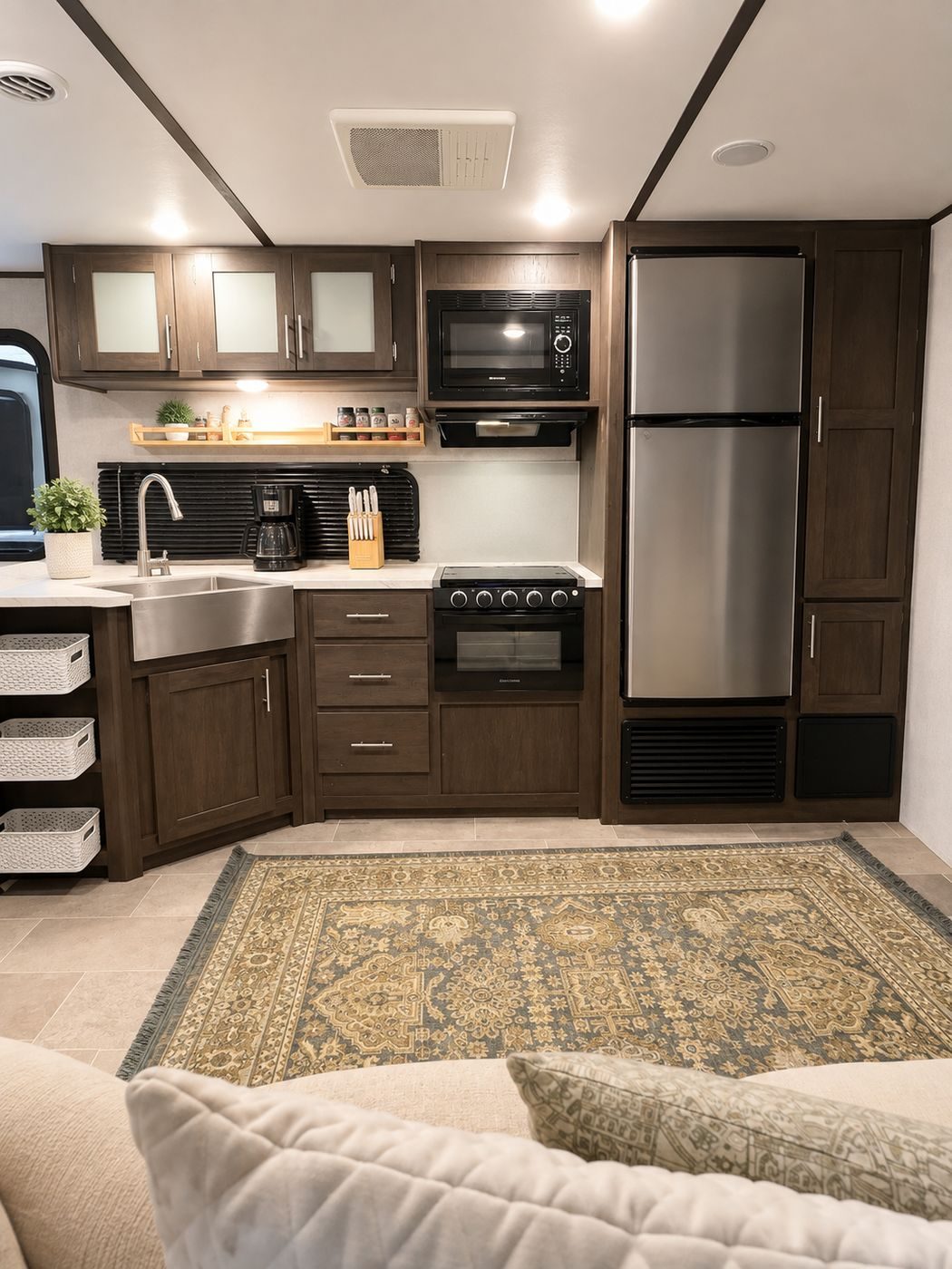 2021 Coleman: Full kitchen