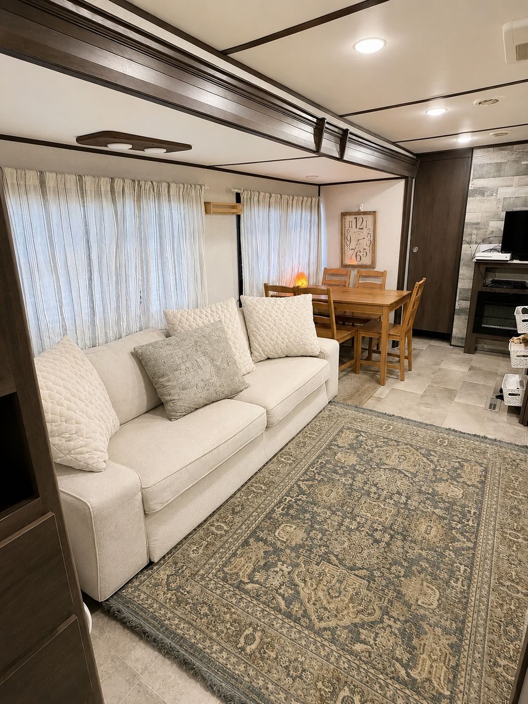 2021 Coleman: Living room and dinette
