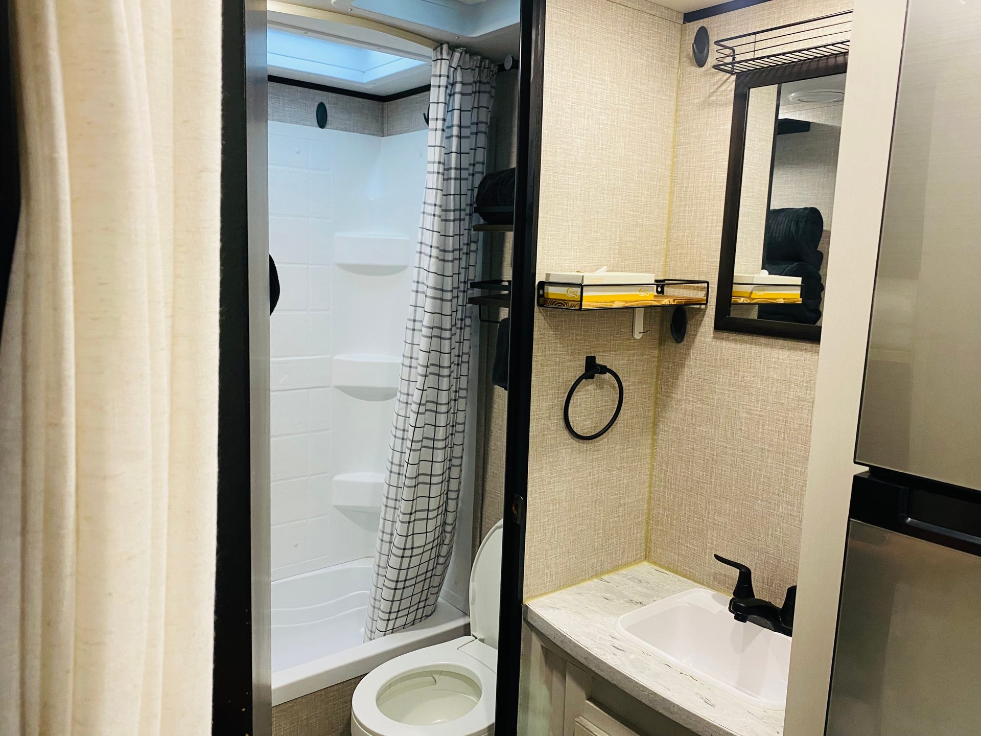 2023 Jayco Jayflight: Bathroom with shower