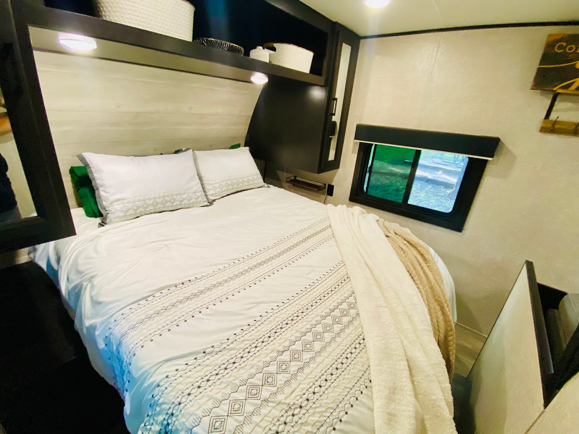 2023 Jayco Jayflight: Queen bedroom