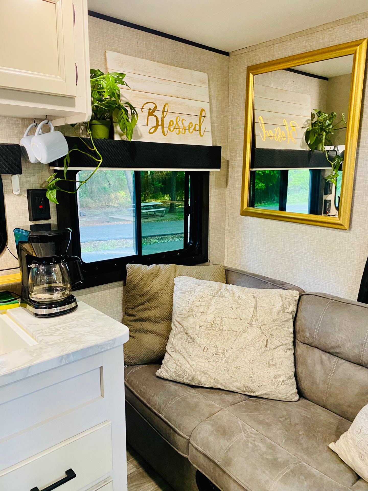 2023 Jayco Jayflight: Sofa and living area